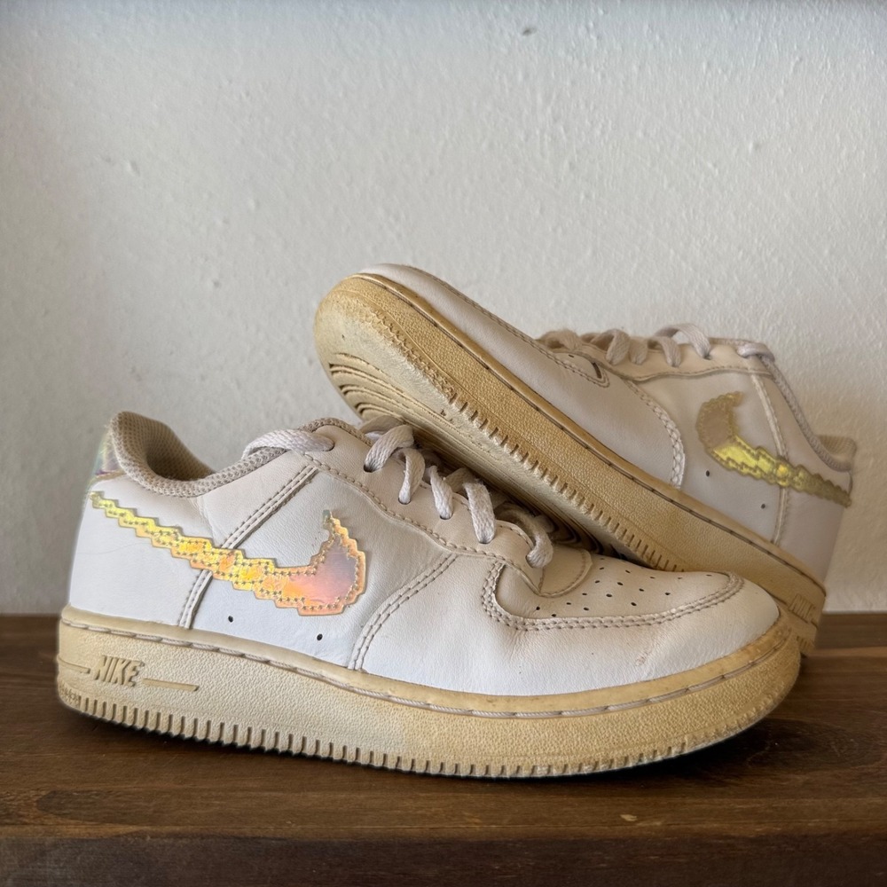 Nike Air Force 1 LV8 1 GS Digital Swoosh Iridescent White Youth Size 1Y Pixel